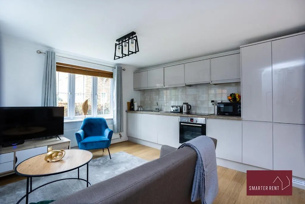 Englefield Green - Modern 2 Bedroom Apartment