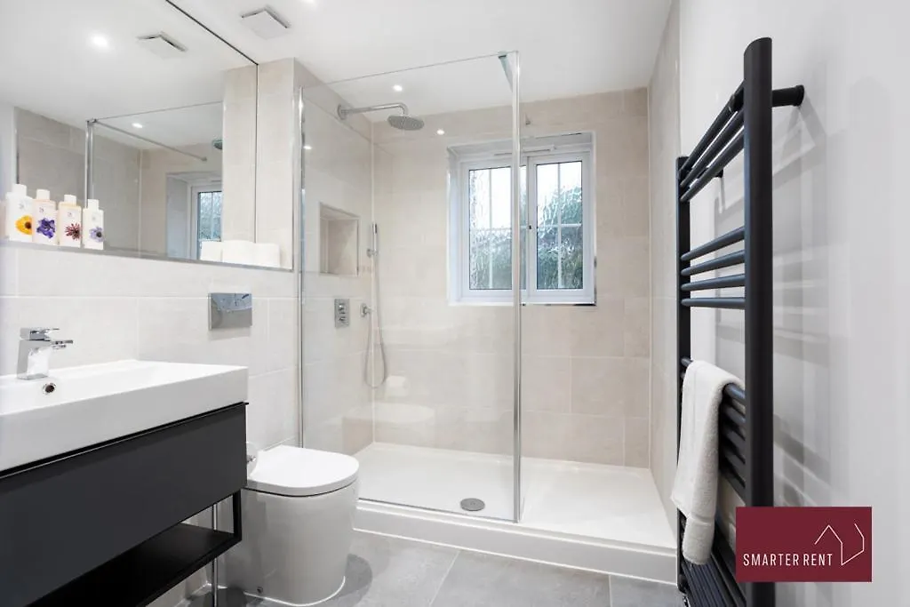 Englefield Green - Modern 2 Bedroom Apartment