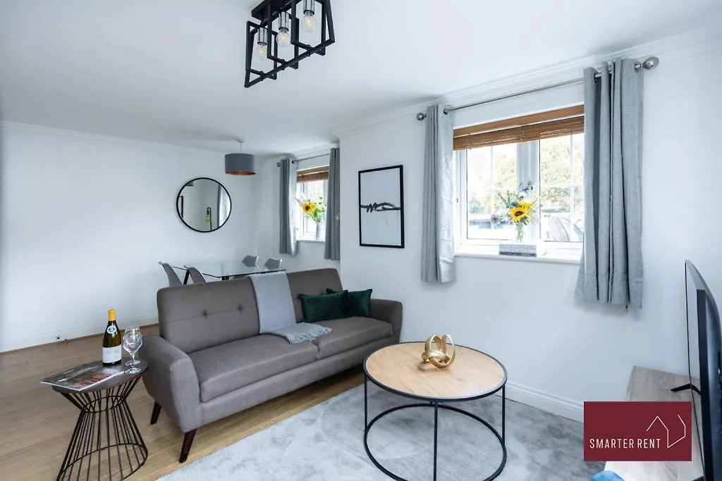 Englefield Green - Modern 2 Bedroom Apartment