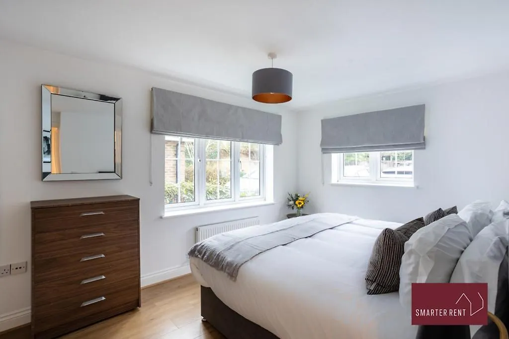 Englefield Green - Modern 2 Bedroom Apartment