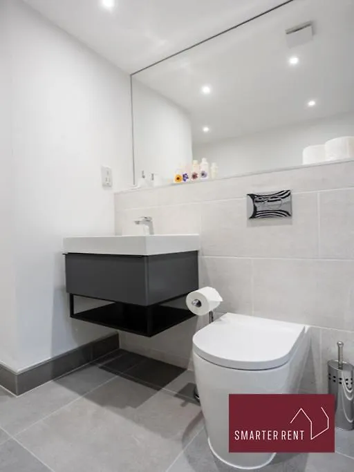 Englefield Green - Modern 2 Bedroom Apartment 0*, Englefield Green United Kingdom