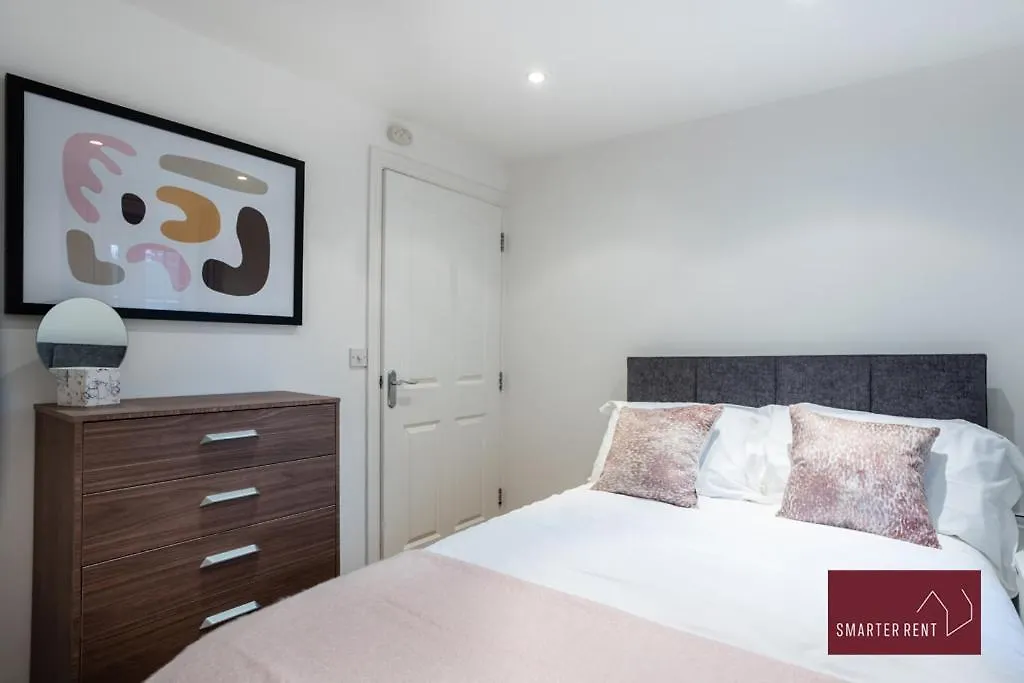 Englefield Green - Modern 2 Bedroom Apartment 0*, Englefield Green United Kingdom