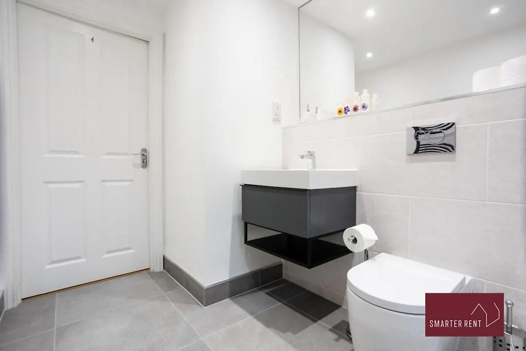 Englefield Green - Modern 2 Bedroom Apartment  Englefield Green